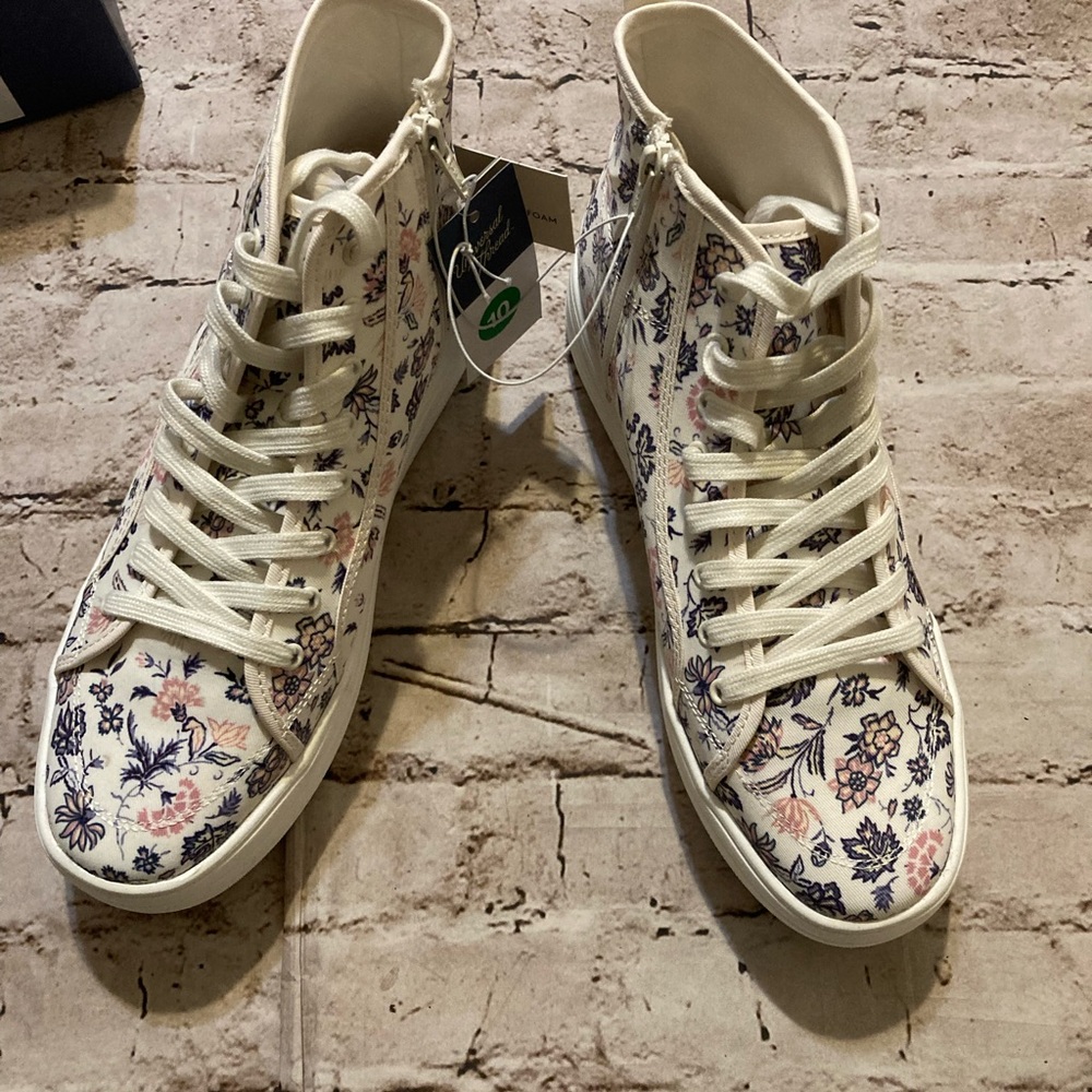 NWT ,Universal Thread Cassie  Memory foam sneaker size 10